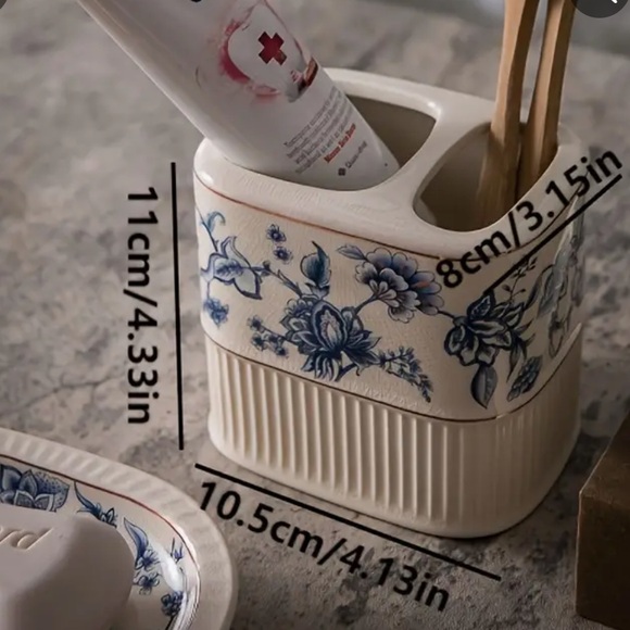 **NEW** Set of 4 Beautiful Bathroom Set - Picture 3 of 8